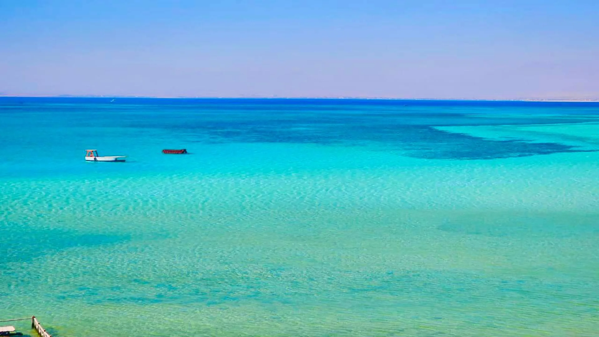 Ruhiges türkisfarbenes Wasser am Roten Meer