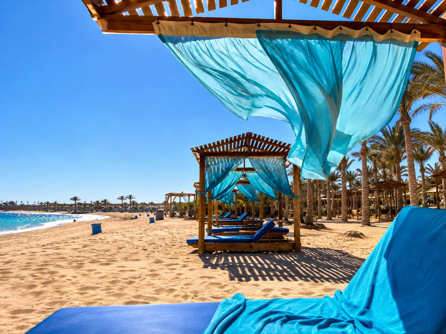 Entspannte Strand-Lounge mit Meerblick in Abu Dabab