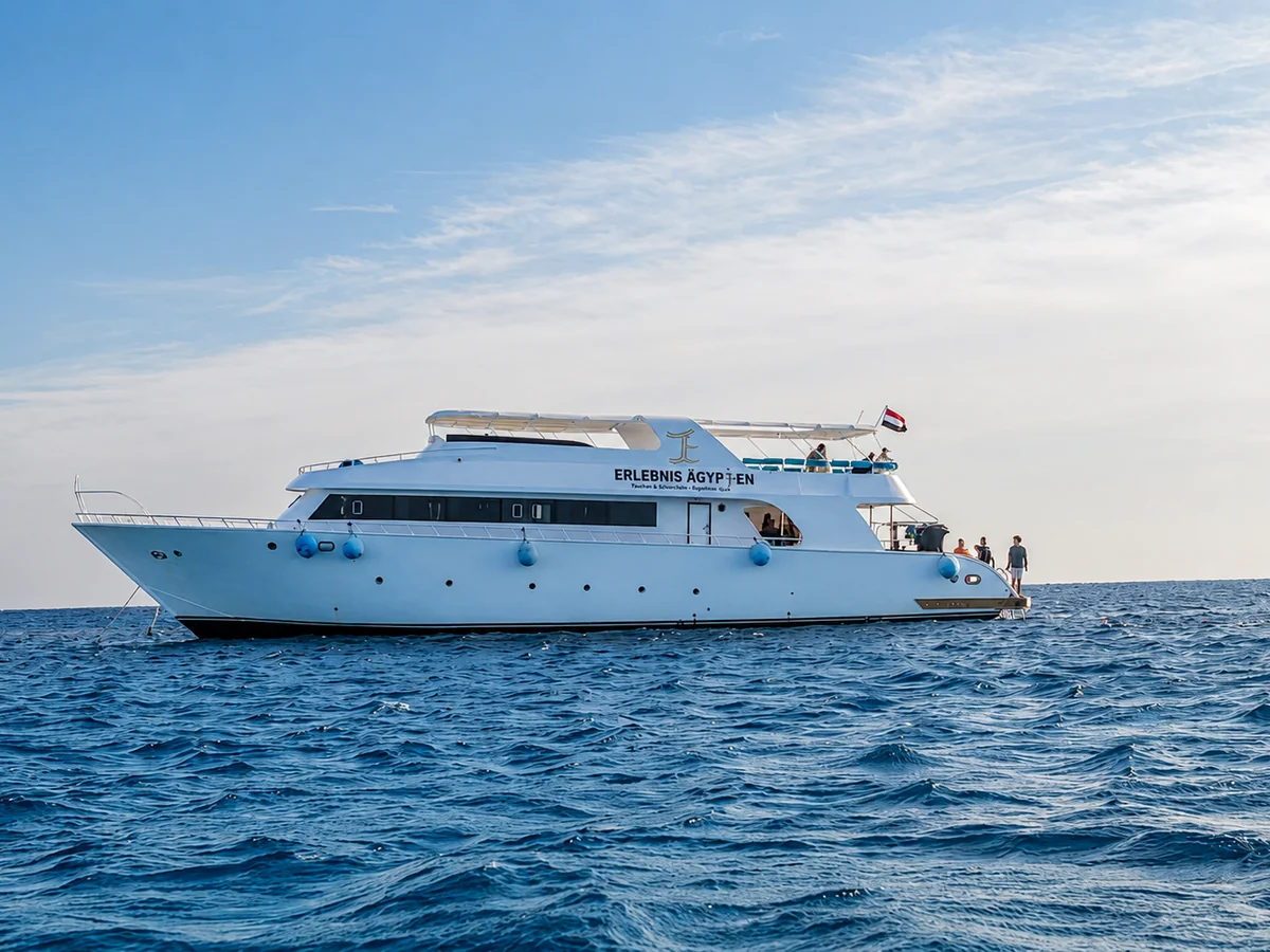 Unser Schiff "Erlebnis Ägypten" ruhig vor Anker im Roten Meer